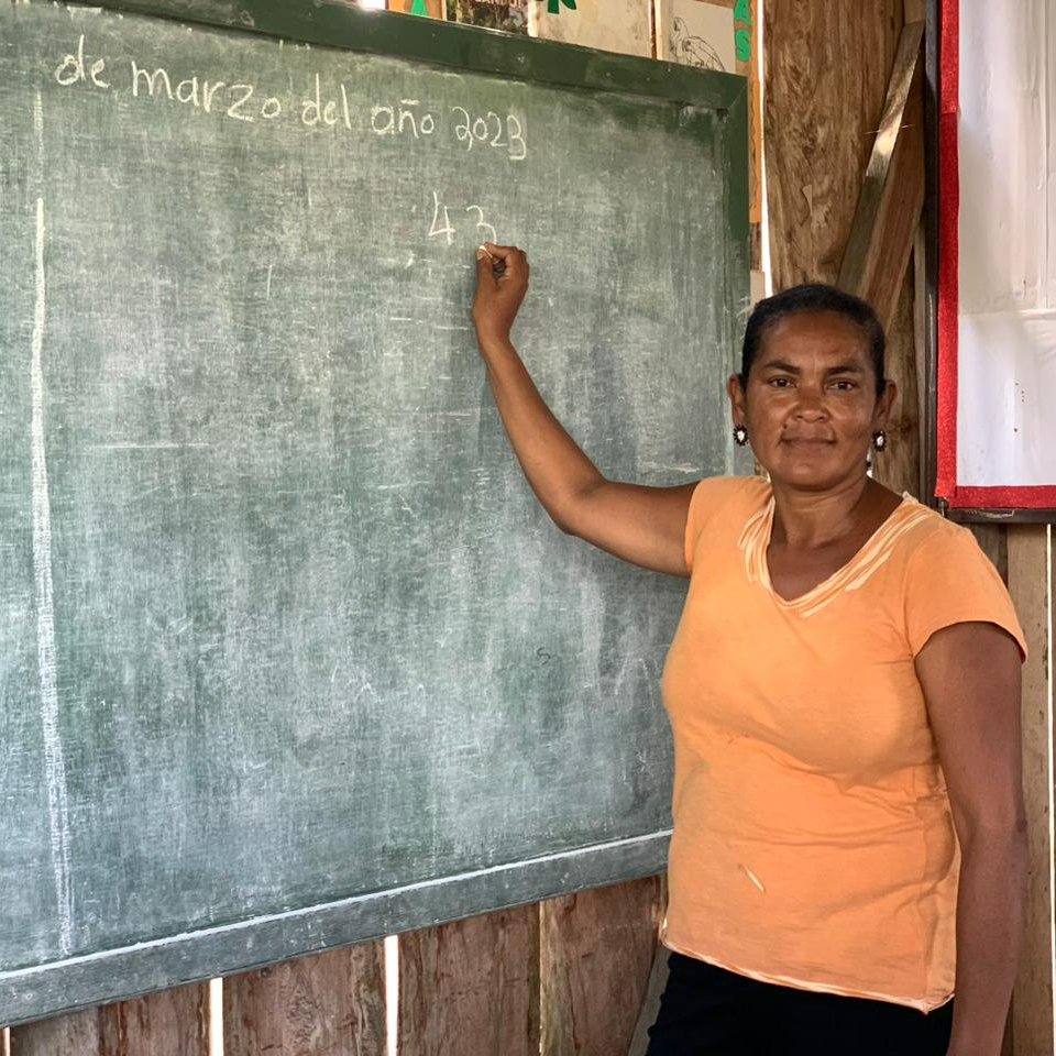 NMoskitiahn's tweet photo. #NoticiasMuskitiaHn Por ese gran apostolado como lo es educar, corregir, enseñar y sobre todo querer.
Extendemos nuestras felicitaciones a los maestros de Honduras, especialmente de la #Muskitia, que con pasión, entrega y dedicación, desafian incluso la adversidad al educar. https://t.co/rEGkPm9Z0l