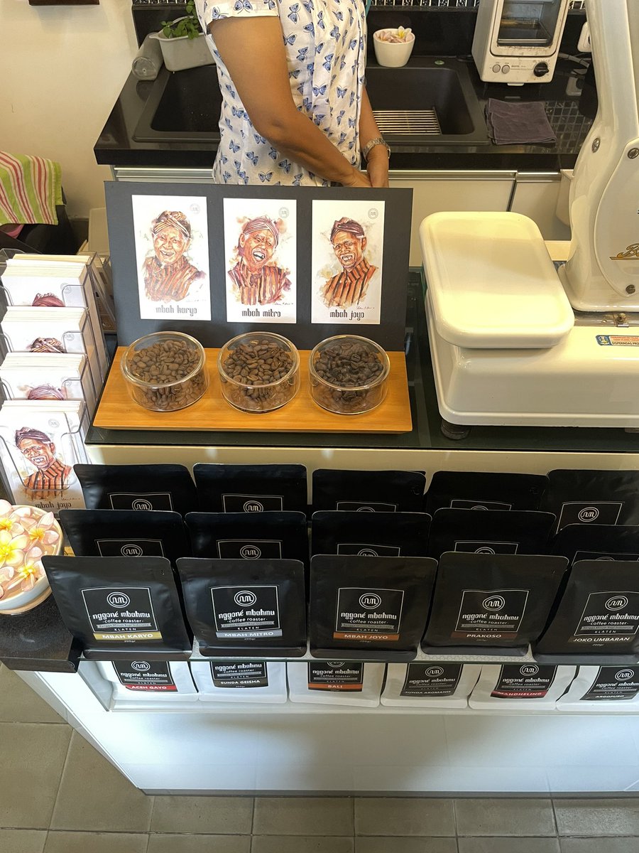 Ariefboediman's tweet photo. Klaten lagi banyak tempat menariknya nih, salah satunya disini. Sepasang kakek dan nenek nekat membuka warung kopi di halaman rumahnya demi mau mengangkat dan memperkenalkan biji kopi klaten, sampai dipanggil presiden jokowi untuk menyeduh di istana #kulyog https://t.co/7YRIUrBUaz