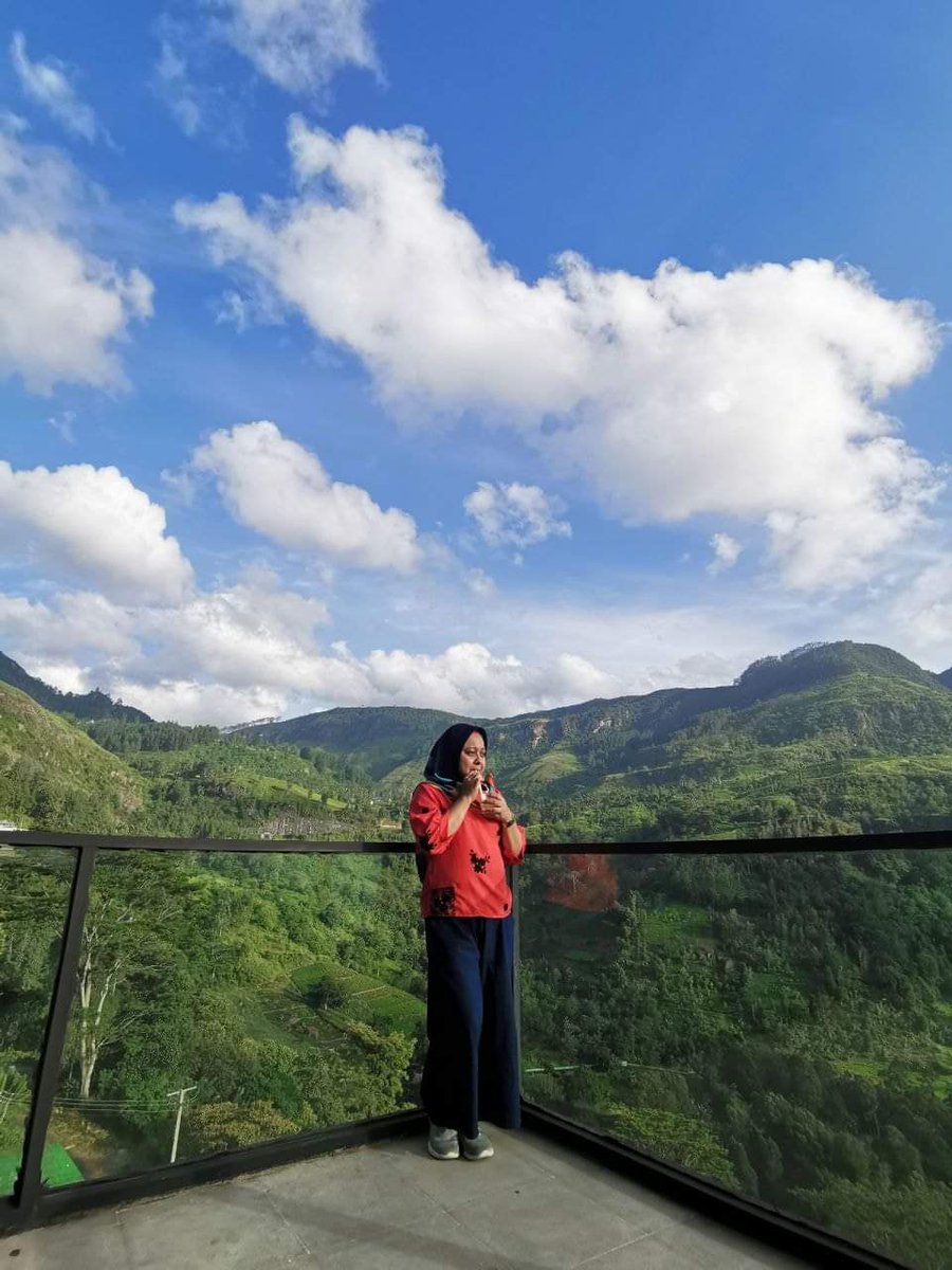 nik_anne's tweet photo. @linaminami @kimietalib @magmalaya Masa di Nuwaraeliya, sy stay di sini. View bukit2 ada air terjun dari balkoni hotel. https://t.co/BSPyQ6v0G4
