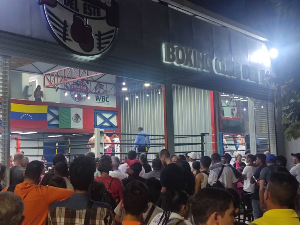 La gestión de la Alcaldia de <a href="/Chacao/">Alcaldía de Chacao</a> no deja de sorprender. Ahora en la Av Blandin  han abierto un "Club de Boxeo" a pie de acera que utiliza el espacio público como escenario de las peleas. Qué pobre idea de ciudad  <a href="/duquegustavoS/">Gustavo Duque Sáez</a>