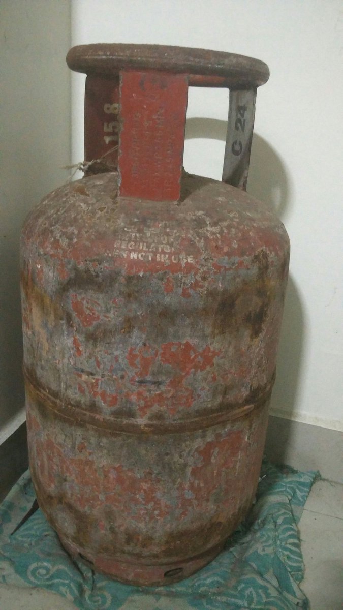 Nishav_IN's tweet photo. #indanegas @IOCLTamilnadu 
See the state of gas cylinder delivered. Gas leaking reported.

Your comp No. 703844 is assigned to mechanic of VIJAI GAS AGENCY , mobile no 8939142223. Shall be attended within 2 hours.
              . -IndianOil https://t.co/o6rD5hVV3Z