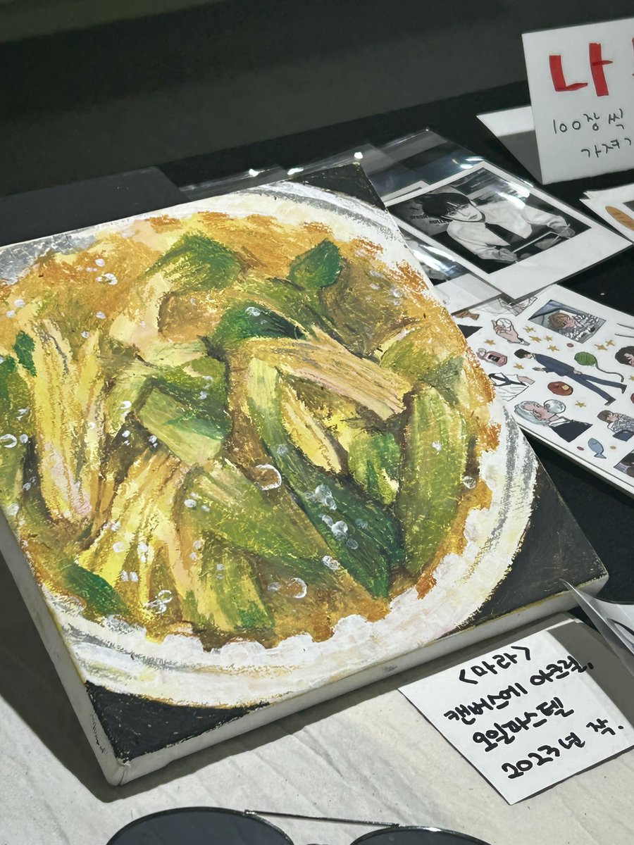 liehging's tweet photo. 무진장 늦은 생카 다녀온 후기 ᰔᩚ
남학생 소녀의 생카 2 년째 ㉰녀왔습니㉰
매번 갈 때마다 느끼는 거지만 사진 말고 그��이랑 오브제가 많은 게 진띰 전시회 다녀오는 것 같아서 좋았어욘!!! 👍
써야 보배라고 받은 포스터들 방에 붙여둔 것도 인증 인증요
#아무튼생일을축하해
@_CRVT_ https://t.co/qXM8bVll8g