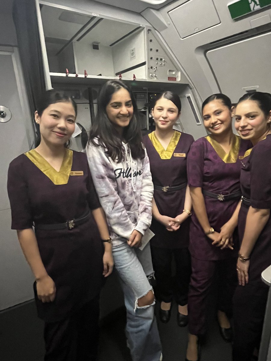 Flew UK242 @airvistara and what a wonderful gesture by the flight attendants to celebrate my daughter <a href="/DivijaChokhani/">Divija Chokhani</a> Birthday!! Thank you so so much🤗🧿