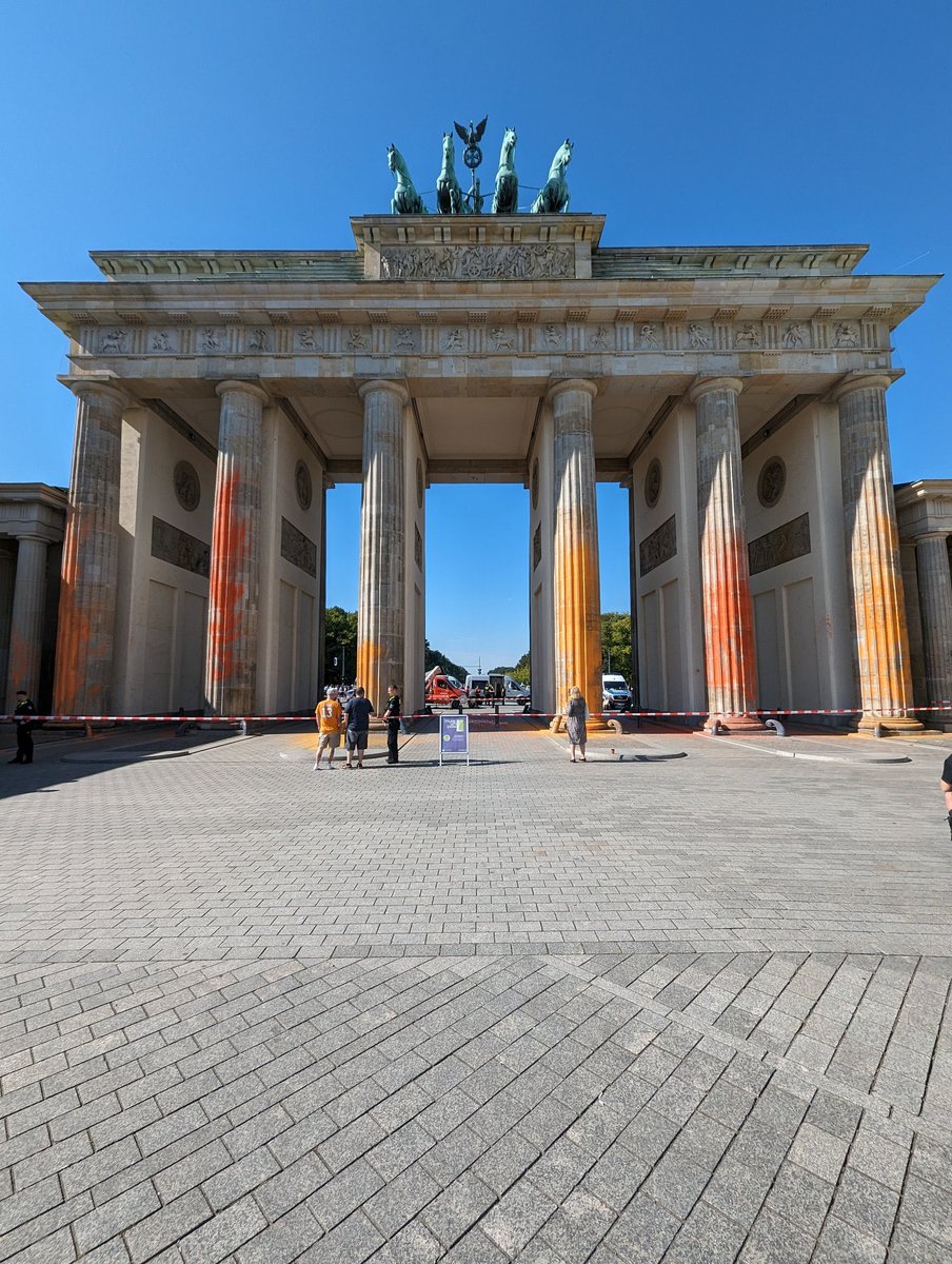 mx_jacobs's tweet image. Choose your fighter for #Klimaschutz!

Links: @FridayForFuture 250k Menschen demonstrieren friedlich in Deutschland diesen Freitag.

Rechts: Heutige „Aktion“ #LetzteGeneration am #BrandenburgerTor beschädigt historisches Symbol der Einigkeit Deutschlands..