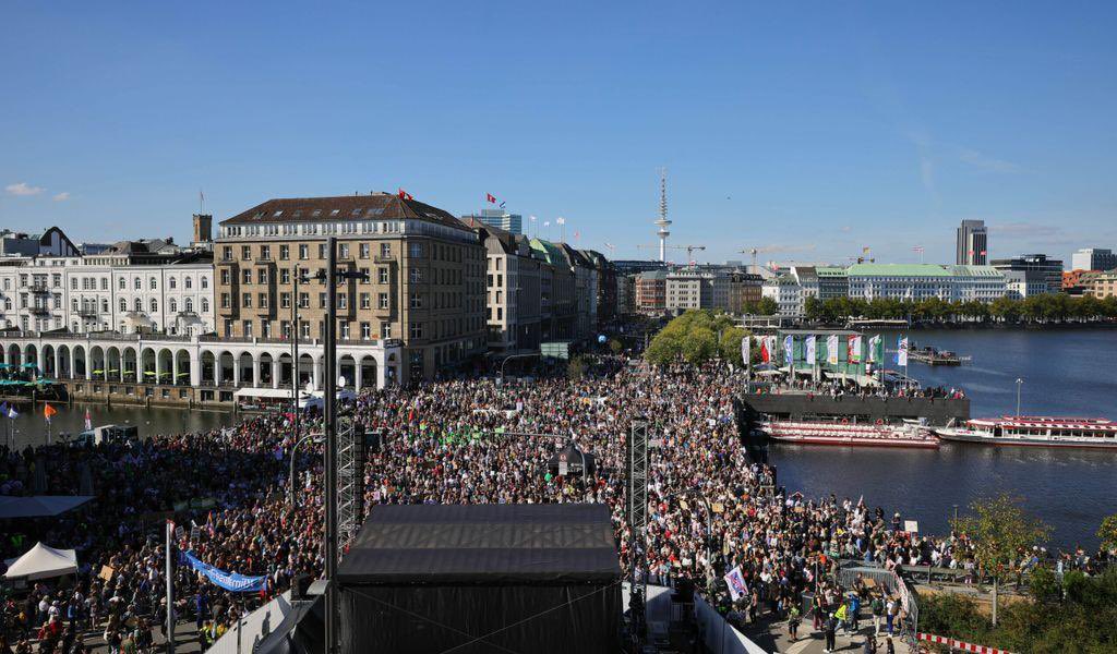 mx_jacobs's tweet image. Choose your fighter for #Klimaschutz!

Links: @FridayForFuture 250k Menschen demonstrieren friedlich in Deutschland diesen Freitag.

Rechts: Heutige „Aktion“ #LetzteGeneration am #BrandenburgerTor beschädigt historisches Symbol der Einigkeit Deutschlands..