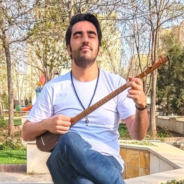 HassanRonaghi's tweet photo. #نیما_رضایی متولد ۱۳۷۱، فرزند علی و ساکن تهران در روز ۲۵ شهریور در محدوده تئاتر شهر بازداشت شده است.
نیما از برخی بیماری های عصبی رنج میبرد و تحت درمان است.

#مهسا_امینی https://t.co/KhsEPgBN1f