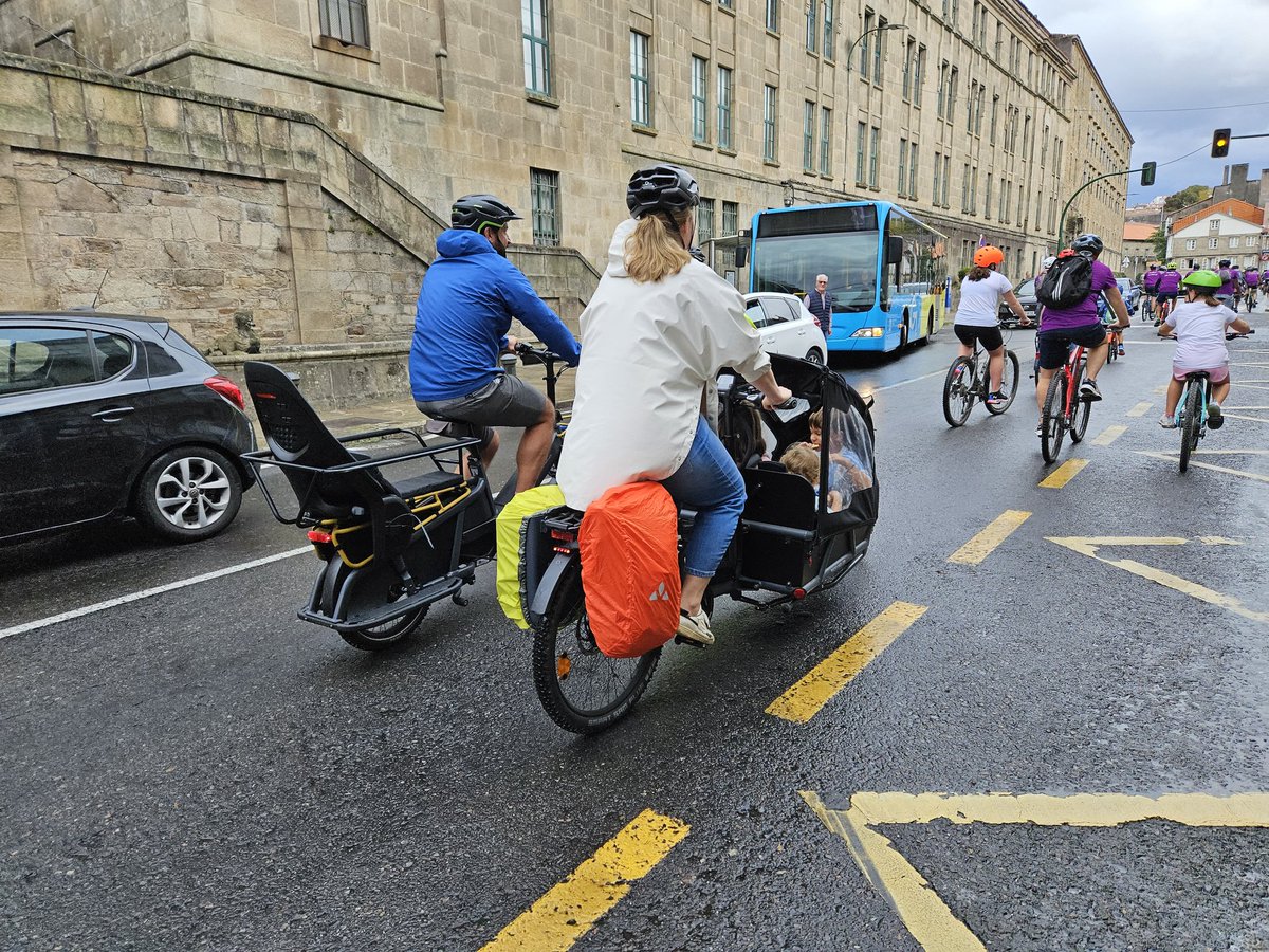 xanduro's tweet photo. A chegada do pedaleo asistido mudou claramente o mundo da bici desde as primeiras Masas Criticas que fixemos en Compostela hai máis de 20 anos #MoiFan #CargoBikes #DiadaBicicleta #SemanaEuropeadaMobilidade https://t.co/0eRP80CP5E