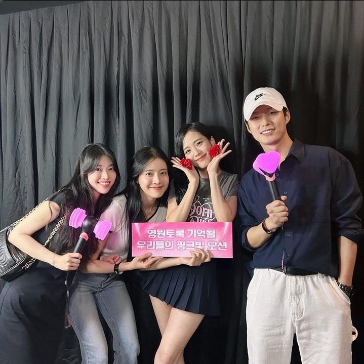 keopikiss's tweet photo. snowdrop family, my forever source of love and happiness. seeing them together again is so surreal 🤍❄ https://t.co/EtTc4LEK6Z