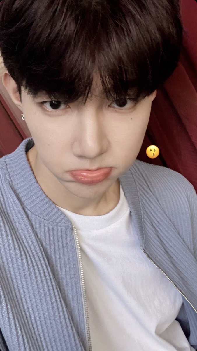 셀카찍을때 입술 내미는 장하오 저요 제가 구매할게요..//♡