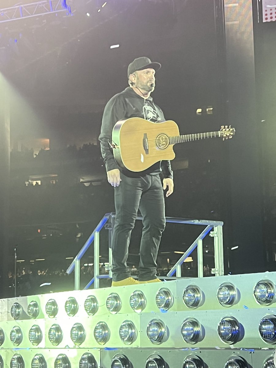JodySamons's tweet photo. Excited to see the posts of the Fiddler’s HOF, and all the love @garthbrooks has for his (our) people, but I also love this look Garth gave Palmer in New Orleans when he couldn’t figure out what exactly Mike was doing after his intro🤣❤️. #insidestudiog @ThatSamOlson @BryanMMoore https://t.co/fNHk61MFEr