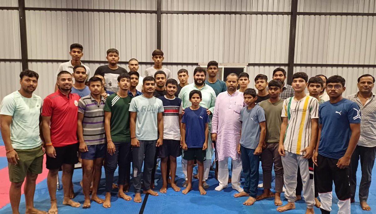 sunnyP1616's tweet photo. भारतीय कबड्डी टीम की शान #Captain_Cool बड़े भाई @IamAnupK की एकेडमी #Feture_fighter में खिलाड़ियों के साथ !
#jaiho https://t.co/QL0oCb2aU8