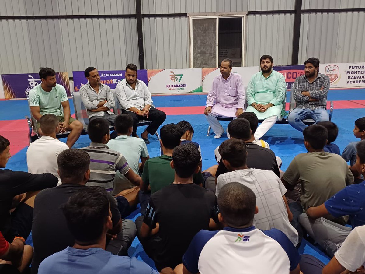 sunnyP1616's tweet photo. भारतीय कबड्डी टीम की शान #Captain_Cool बड़े भाई @IamAnupK की एकेडमी #Feture_fighter में खिलाड़ियों के साथ !
#jaiho https://t.co/QL0oCb2aU8