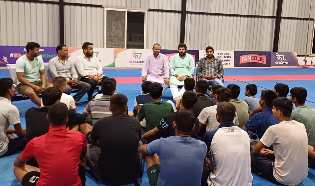 sunnyP1616's tweet photo. भारतीय कबड्डी टीम की शान #Captain_Cool बड़े भाई @IamAnupK की एकेडमी #Feture_fighter में खिलाड़ियों के साथ !
#jaiho https://t.co/QL0oCb2aU8