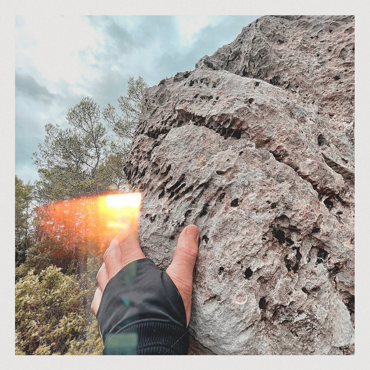 Il y a des êtres qui font d'un soleil une simple tache jaune mais il y en a aussi qui font d'une simple tache jaune, un véritable soleil… et puis j’essaie toujours de faire ce que je ne sais pas faire, c'est ainsi que j'espère apprendre à le faire 🌈🌈🌈 

[Pablo Picasso ✨]