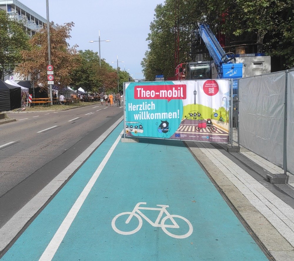 die Stadt Stuttgart macht mal wieder eine Alibi-Aktion und nennt sie 'Theo mobil' (früher mal 'Theo autofrei'). Dass sie die Begrüßungsschilder auf den dortigen Radweg stellten, ist bestimmt nur Zufall.