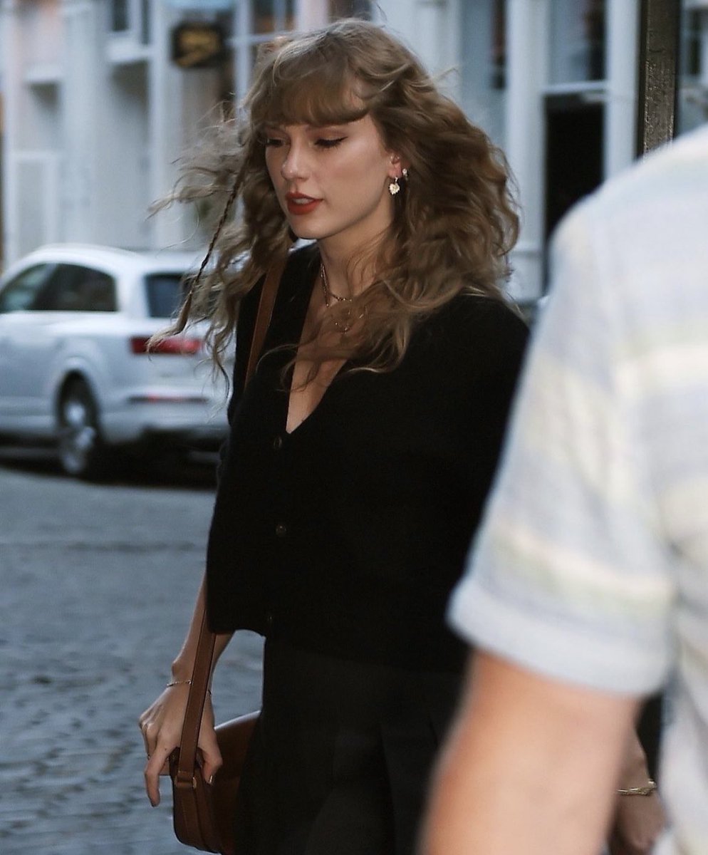 SwiftNYC's tweet photo. Taylor Swift and Blake Lively in NYC recently! https://t.co/EOsrlnY24A