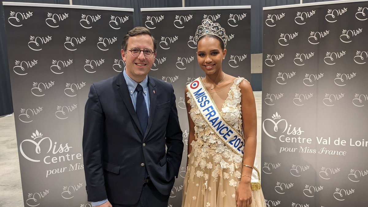 Pierre Frédéric Billet vote pour Miss France, Indira Ampiot. Le maire de Dreux (LR) salue " le niveau de plus en plus élevé des candidates" et la qualité du show. <a href="/BeaudoinVb/">Valerie Beaudoin</a>