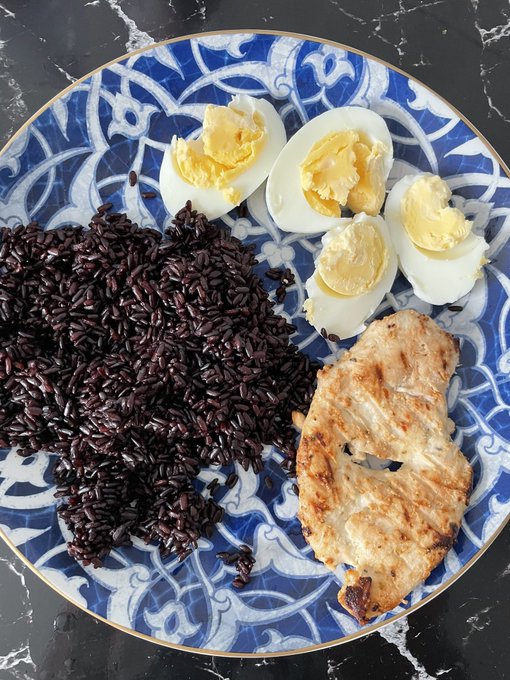 Rice black,chicken marinade,eggs https://t.co/Aqbe0ySfhz