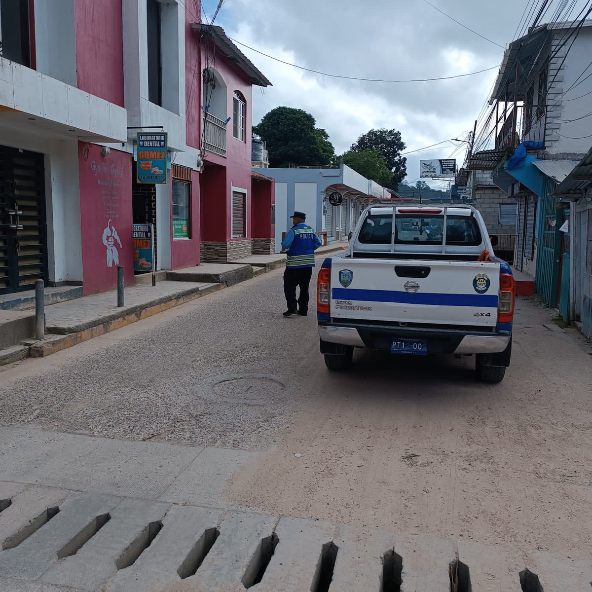 dnvt_honduras's tweet photo. 🚦🚔 Funcionarios de la #DNVT a través de la #UDEP12 realizan operativos de control y disuasión en diferentes sectores de La Paz, con el propósito de:
✅Evitar la comisión de faltas y delitos
✅Prevenir accidentes de tránsito
#PolicíaNacional
#DNVT 🚦🚔 https://t.co/k76U86ETPq