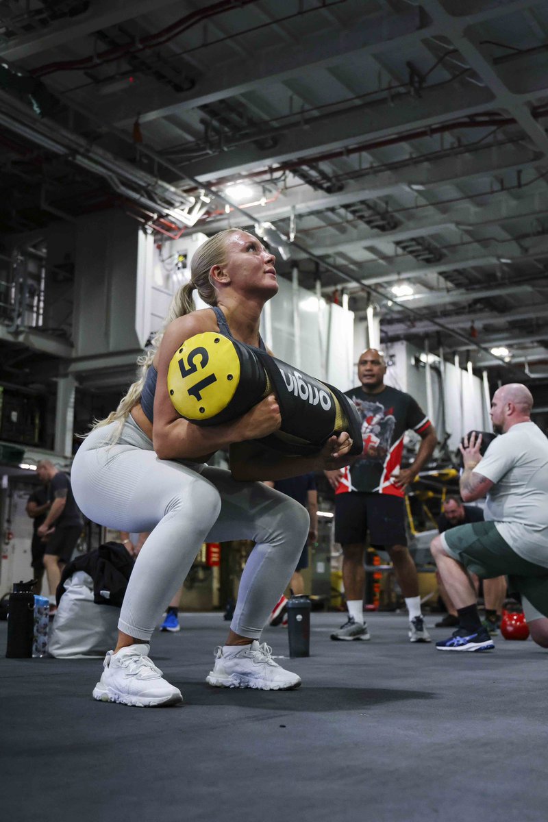 HMS Queen Elizabeth tweet media