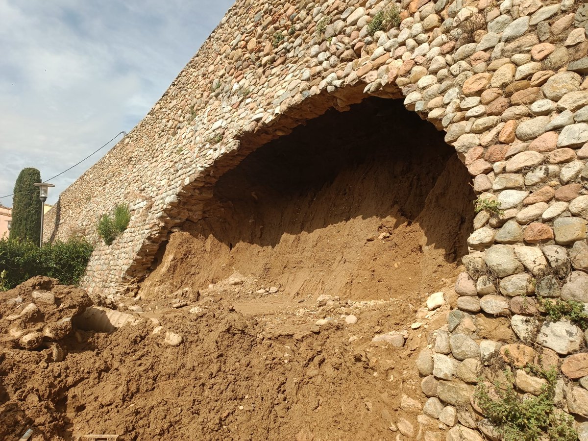 Des d'aquest petit espai, davant l'esfondrament d'un tros de mur de la muralla de #CerviàdeTer degut al mal estat de la xarxa d'aigua, vull fer una crida a destinar més recursos a l'actualització i millora de les canonades d'aigua dels pobles com Cervià🧵
