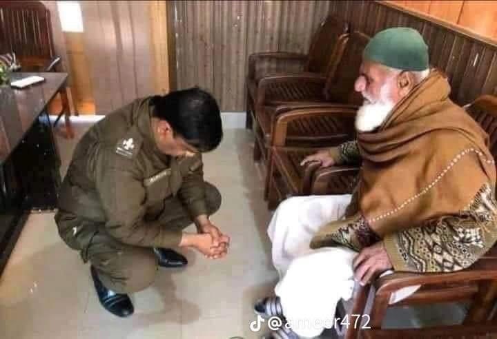 arzakkhan's tweet photo. سول تھانہ بہاولپور میں ساتویں جماعت میں پولیس افیسر کو پڑھانے والے استاد انور شاہ صاحب جب اپنی شکایت لے کر تھانے میں پہنچے تو پولیس آفیسر نے انہیں پہچان لیا، پولیس آفیسر نے انہیں عزّت کے ساتھ صوفے پر بٹھایا اور خود اپنے سابق استاد کے قدموں میں بیٹھ کر اپنے استاد کی شکایت سنی. https://t.co/zS6UxXhucM