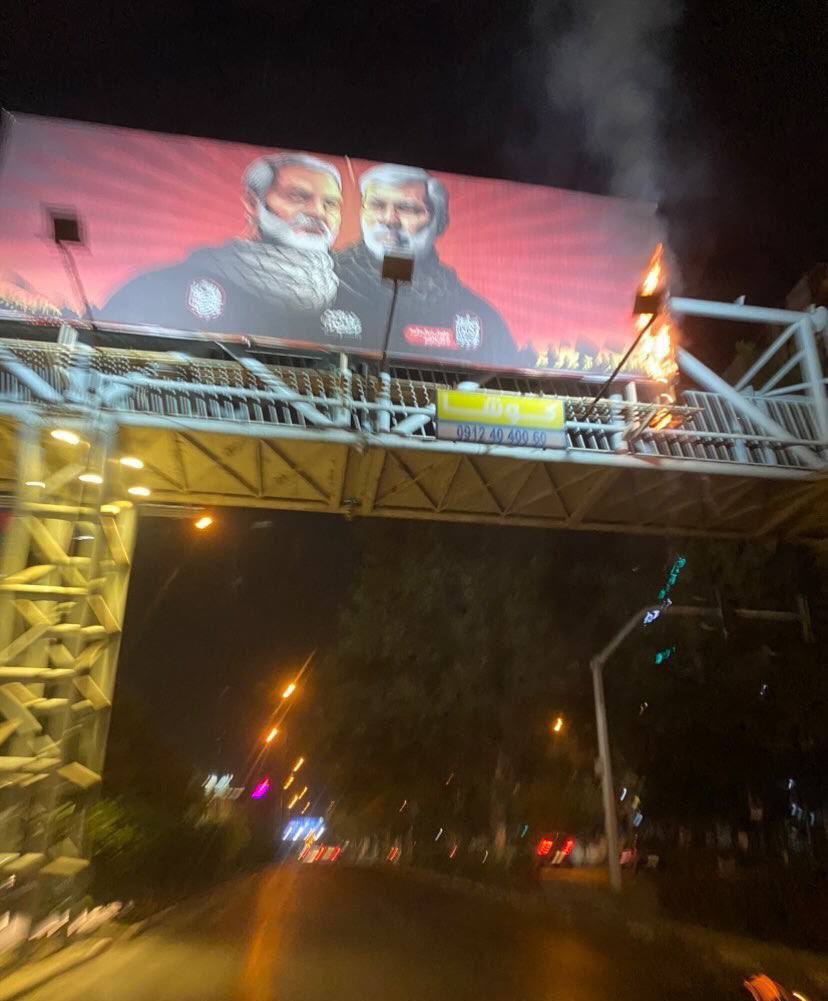 ۲۵ شهریور
تهران، بلوار میرداماد
به آتش کشیدن بنر سلیمانی قاتل
عادی شده برامون که دیگه پخش نمی‌کنیم همچین چیز‌هایی رو؟ به اندازه‌ی کافی مهم نیست؟ با پخش کردن این‌ چیزا باعث می‌شیم اون کسی داره به انجام دادن این کار‌ها فکر می‌کنه مطمعن‌تر و مصمم‌تر جلو بره.
#مهسا_امینی