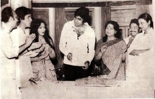 #AmitabhBachchan celebrating his birthday on sets of Suhaag (1979) with #ManmohanDesai #ShashiKapoor #ParveenBabi #NirupaRoy and #Rekha 
#bollywoodflashback #birthdaycake #birthday