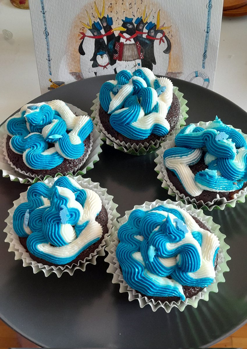 Zum Geburtstag alles schwarz-weiß-blau (mit Dinos!)