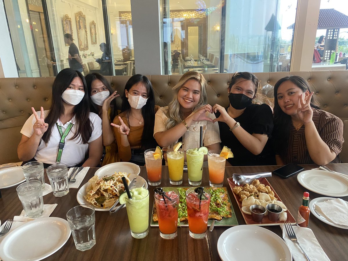 Clytemnestraly's tweet image. best day ever! 🤍

thank you so much po sa treat, ate @heartlessN_wp !! nabusog po kami. thank you rin for today @chismares tahimik lang po ako kanina kase nahihiya po ‘ko. no words can’t express my emotion right now. daming chika, ate chen HAHAHAHA. see you again soon po 🤍✨