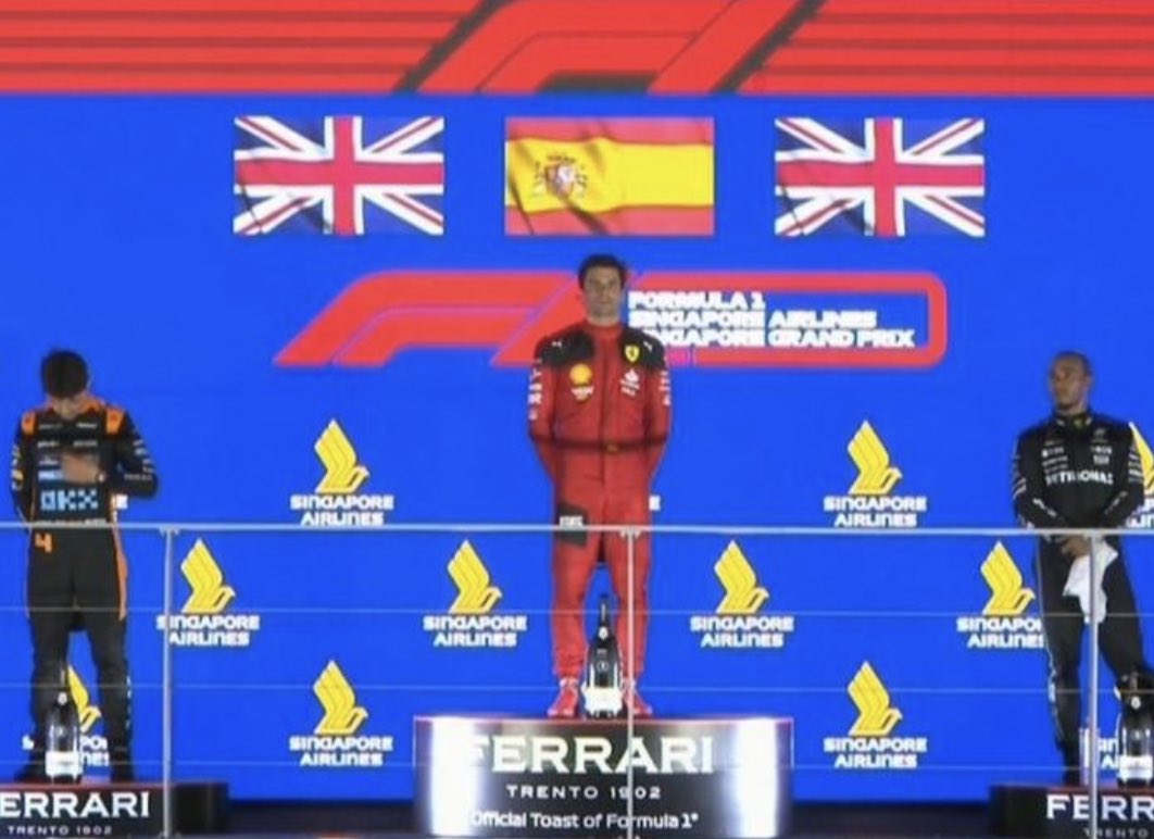 JaviSantamarta's tweet photo. ¡Esta foto de Carlos Sainz Jr. como flamante ganador en el premio de #Formula1 tiene más morbo que Blas de Lezo en Cartagena de Indias! ⚔️🇪🇸 https://t.co/qfbSULVyBJ