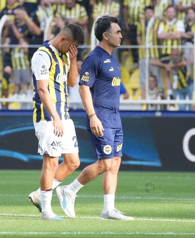 Cengiz maalesef başkaları gibi milli takimimizdan kacmayip ulkenin gururu icin yuregiyle oynadigindan muhtemelen yorgunluga bagli bir zorlanma oldu sıkıntı yok düzelecektir  Dzekoya bugun asist yapamadi baska gün yapar 
OFSAYT LIVAKOVIC #fenerinmacivar