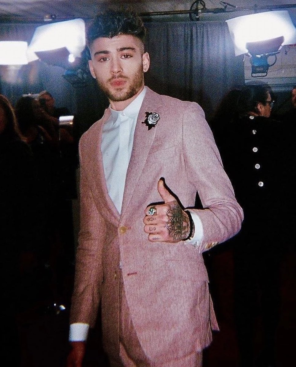 zayn malik in a pink suit., image size:967x1200