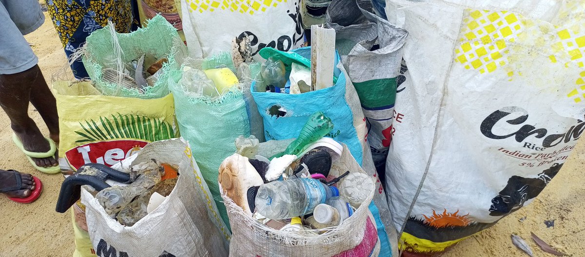 It's @WorldCleanupDay, to commemorate the day we organized a #beach #cleanup at #BurehBeach in Freetown. #endplasticpollution #PlasticWaste 
@teamseas @OurOcean @Platicomedia @OurKidsClimate @WeDontHaveTime @JoasScholz @AfricaGreenMedi @clinatereality @parents4futureG