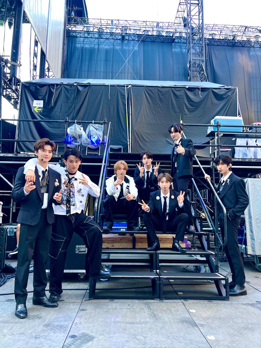 Jenotograph's tweet photo. Each face reflected the elation of a successful concert, the bond we shared, and the dreams we aspired to collectively. A glimpse behind the scenes of an extraordinary journey, where music and unity intertwine to create moments that resonate in the hearts of our devoted audience. https://t.co/w10iJtWmVD