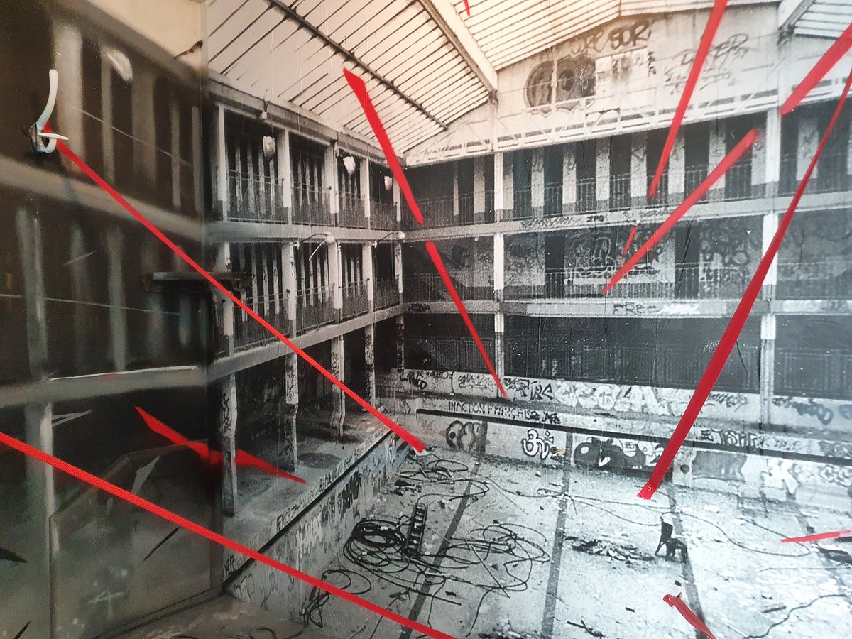 #SaturdayArtFever 
à la piscine Molitor <a href="/molitor_paris/">Molitor Paris</a>, 
ouverte le temps des journées du patrimoine <a href="/JEP/">Journéesdupatrimoine</a>, 
et dont les cabines du bassin intérieur sont investies par autant d'artistes de #StreetArt 

Artistes :  1 #Taroe 2 #Jace 3 #Oreo 4 #Katre