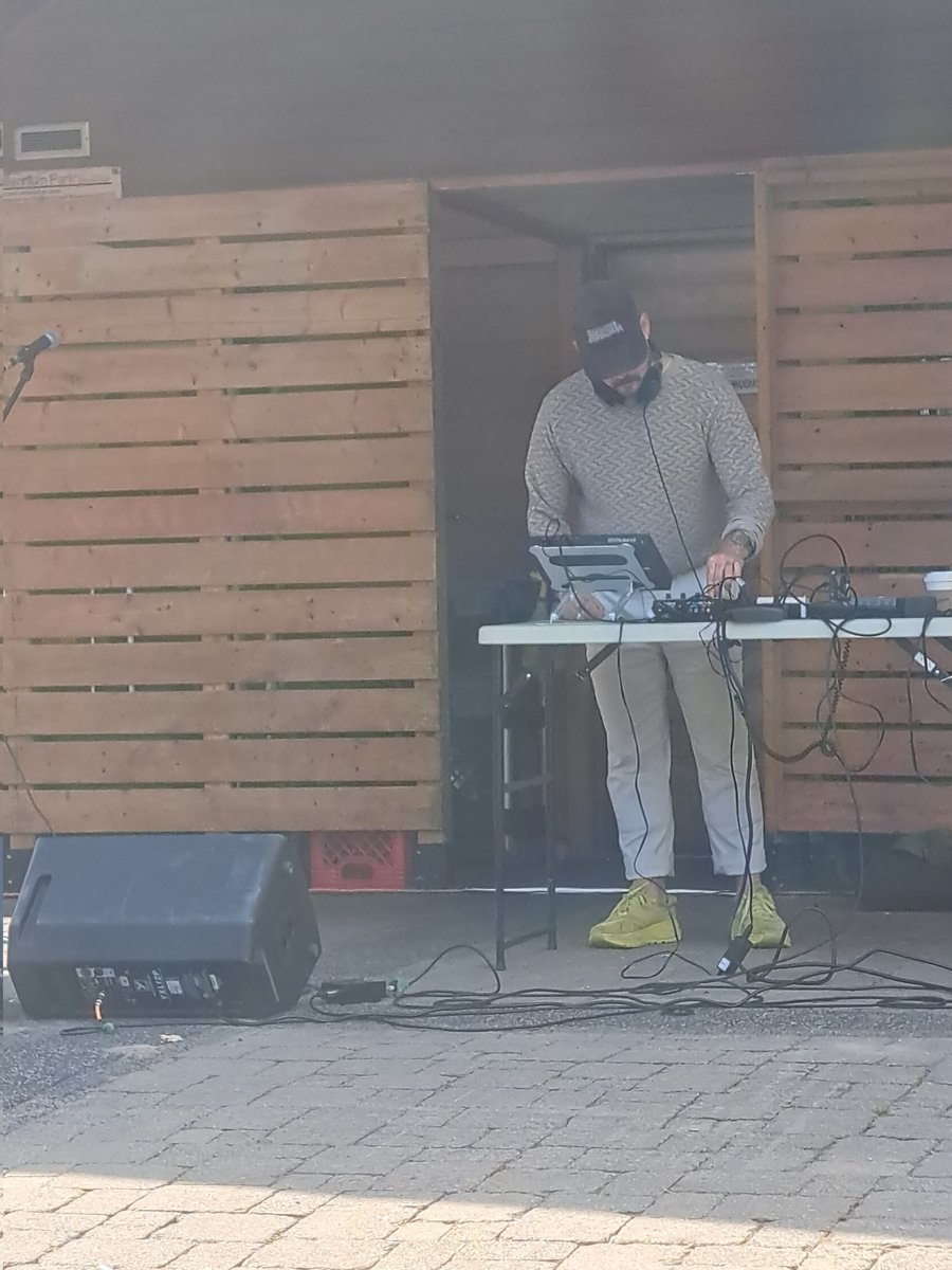 itsmejackieptbo's tweet photo. Blissing out with ambient music by Michael C Duguay @PtboVegFest Yoga coming up next. A wonderful addition to my recovery meeting and 20+ minutes of meditation this morning. 753 days of no binge eating. @kimzippel
@lalalalachica #compulsiveeater #RecoveryPosse https://t.co/6ZN7jtW8hj