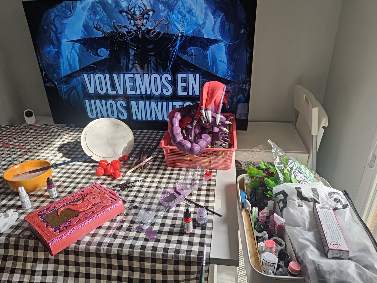 Nigekki's tweet photo. #Sorteoitaca
Viendo el streaming de @ItacaGG mientras preparo los cosplays para Las Vegas. Así pinto en buena compañía. https://t.co/IUJivTiXzr
