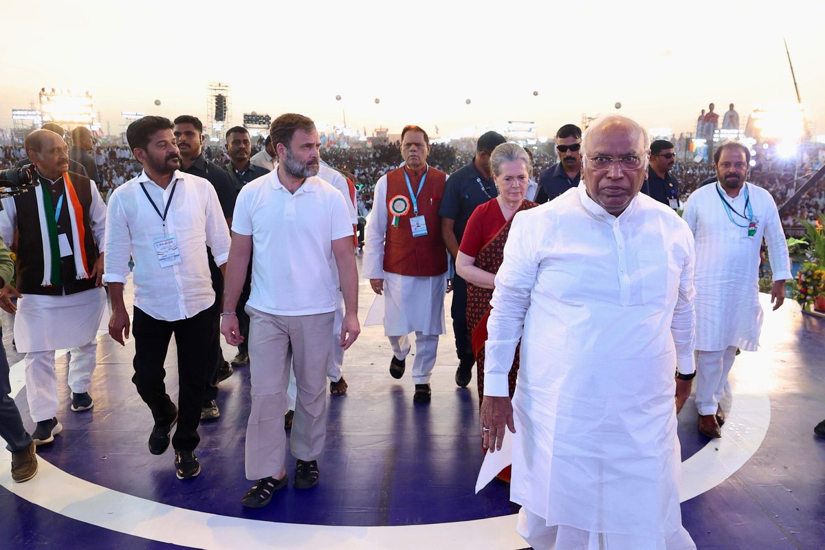 revanth_anumula's tweet image. కాంగ్రెస్ భరోసా..

#CongressVijayabheri 
#CWCMeetingHyd #SoniammaInTelangana #Vijayabheri