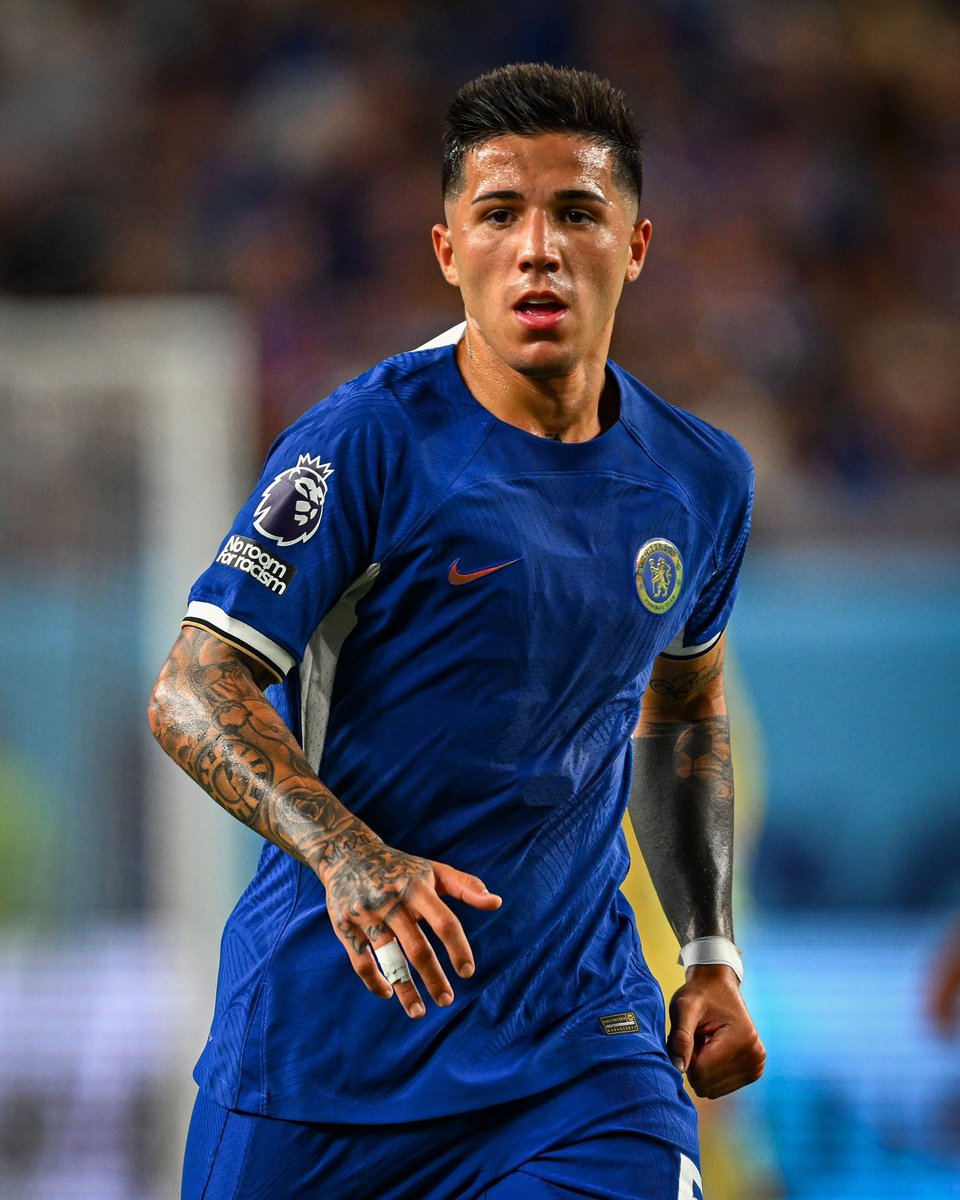 chepebomba's tweet photo. El Chelsea se ahoga en sus propios millones. Proyecto con olor a fracaso. No levanta cabeza y sufre en accionar y en automatismos. Enzo, por su parte, es otro con Argentina. Otro. No despega su fútbol vestido de azul. Parece un jugador desconocido con el mítico dorsal 8 blue. Punto y pelota. #MentiraNoEs 🐐💣