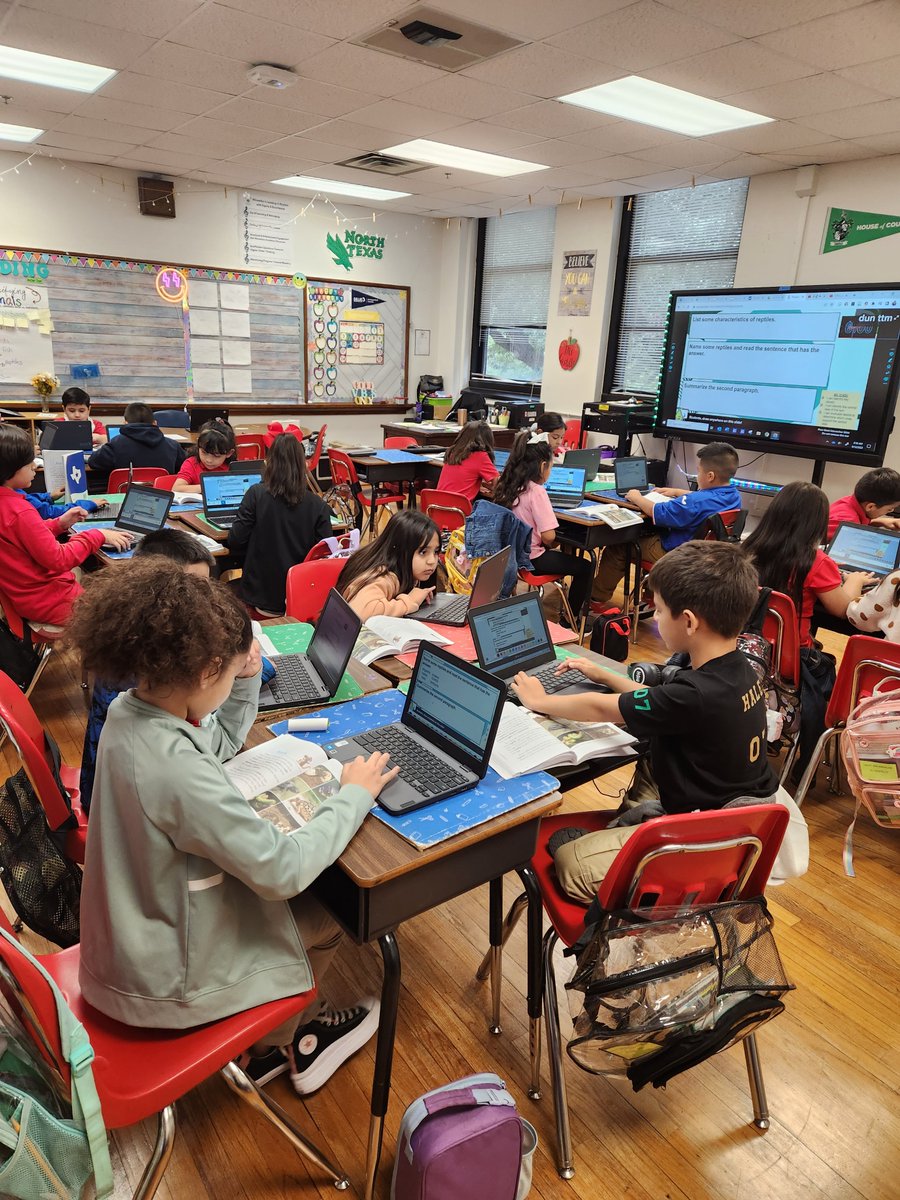 maestra_mc's tweet photo. Seeing our students applying our learning of using text evidence in student- led discussions makes my teacher heart happy 😊.  @WinnetkaDISD https://t.co/WoHfRs0YsE