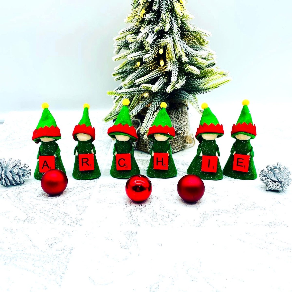 debilou1.etsy.com/listing/154300… 

#etsy #etsyseller

Peg dolls each holding a initial ideal for stocking fillers