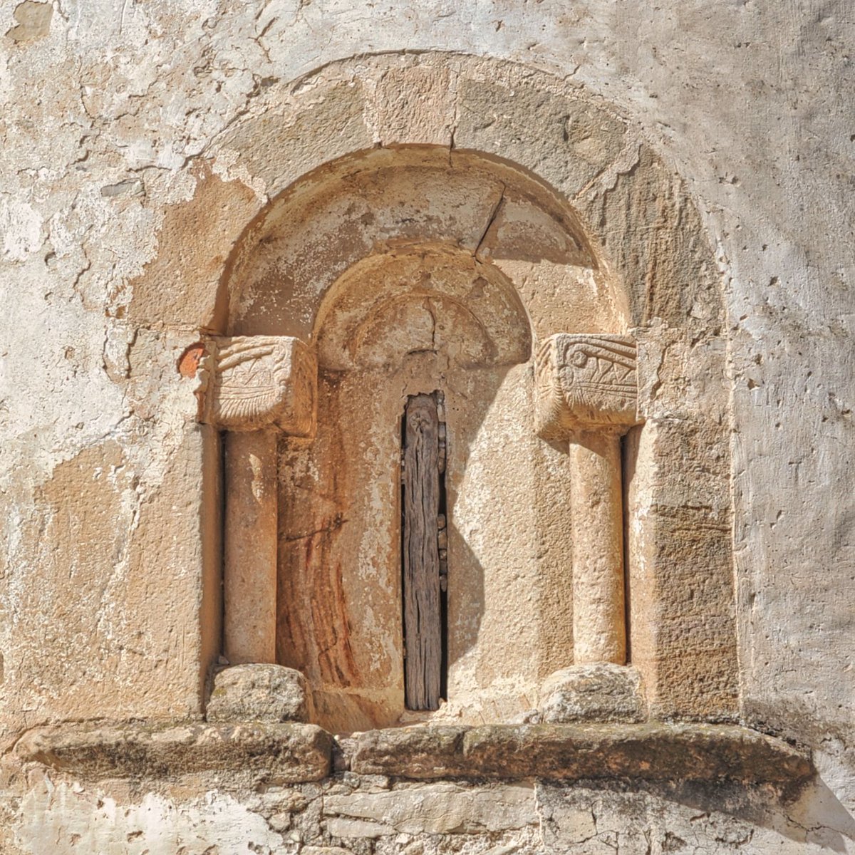 Tan sencilla como guapa la ventana absidial de la iglesia de San Miguel Arcángel de Lastras de las Heras (Junta de Traslaloma), en Las Merindades burgalesas.
Denla mucho ❤🙏
#BuenasTardes #FelizDomingo
