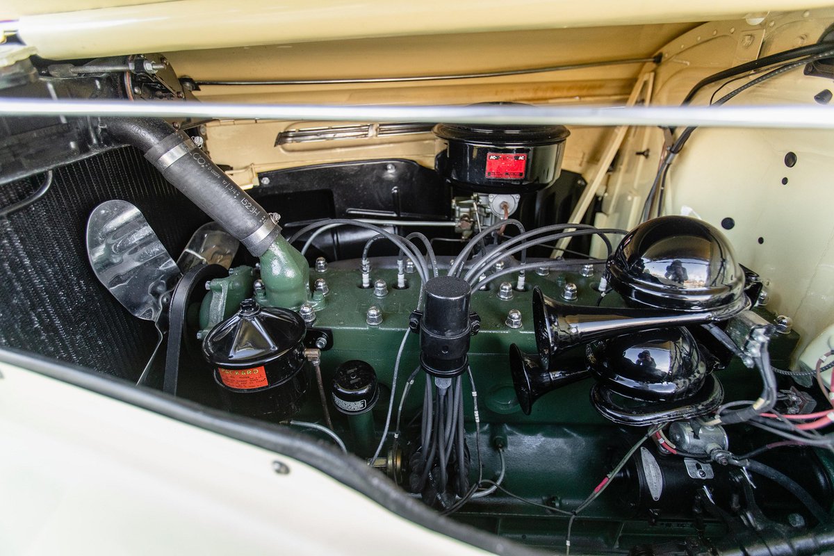 UltimativCars's tweet photo. #QuailAuction2023

The #Packard #OneTwenty (1935-41) was made in 175.027 units, of which 35 u. went to #HowardDarrin, who created the #Victoria ('39-41), sold as #Darrin, [NOT Packard!]: 8 u. in '39, 12 in '40 &amp; 15 u. in '41.

This '39-unit was est. at $150-200k, but kept unsold. https://t.co/1Of78Q9Gtz