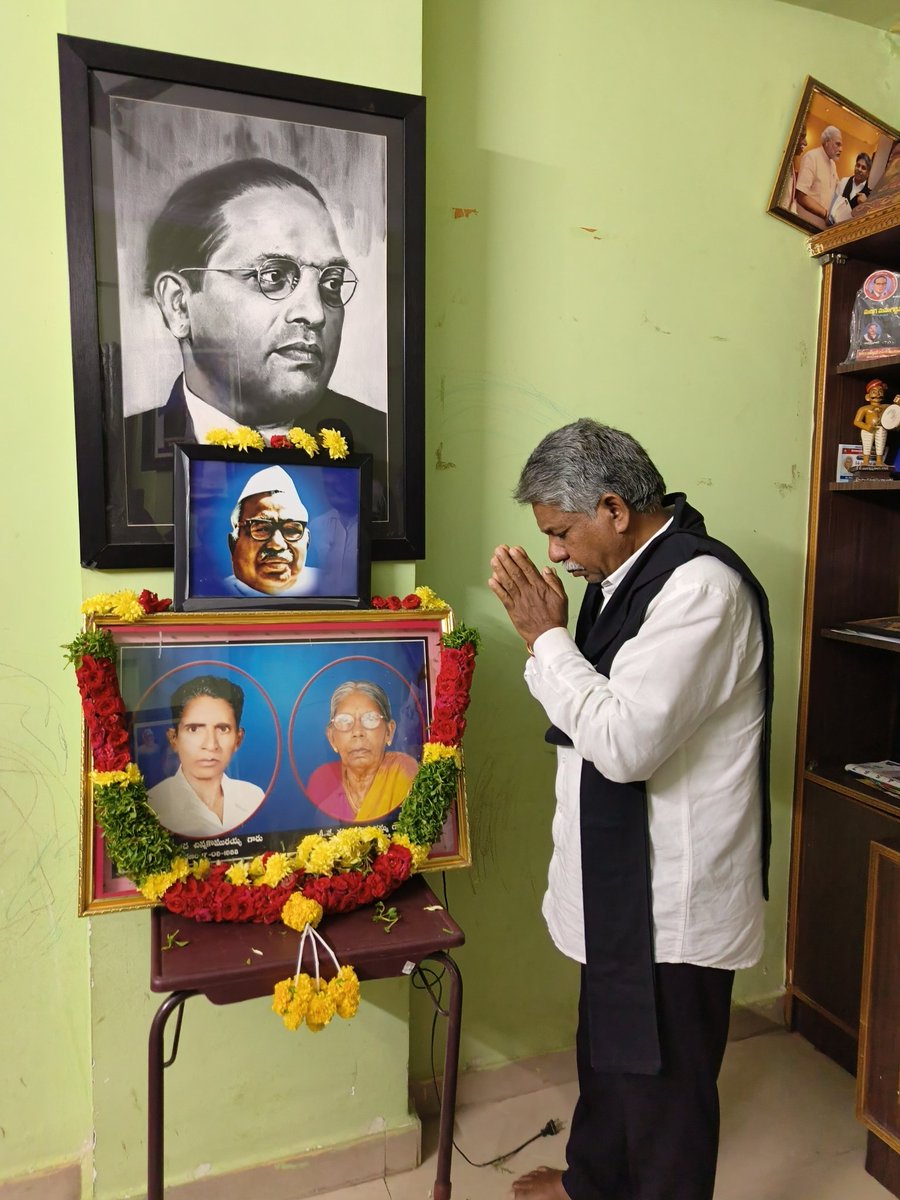 KrishnaMadigaM's tweet photo. నాన్నకు నివాళి. 

మా తండ్రి మంద చినకొమురయ్య మాదిగ గారికి నివాళులు అర్పించడం జరిగింది .
మా  తండ్రి కీ. శే. మంద చిన కొమురయ్య గారు మరణించిన రోజు సందర్బంగా హైదరాబాద్ లోని మా స్వగృహంలో మా తల్లిదండ్రులు " మంద చినకొమురయ్య, కోమురమ్మ "గార్ల చిత్రపటానికి పూలమాలలు వేసి నివాళులర్పించాను. https://t.co/YdpdrQAh2E