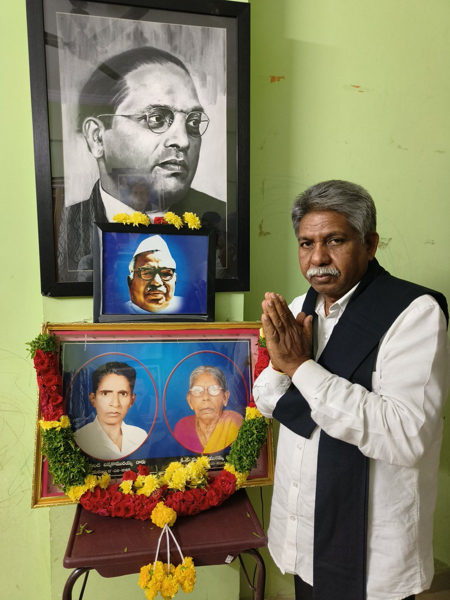 KrishnaMadigaM's tweet photo. నాన్నకు నివాళి. 

మా తండ్రి మంద చినకొమురయ్య మాదిగ గారికి నివాళులు అర్పించడం జరిగింది .
మా  తండ్రి కీ. శే. మంద చిన కొమురయ్య గారు మరణించిన రోజు సందర్బంగా హైదరాబాద్ లోని మా స్వగృహంలో మా తల్లిదండ్రులు " మంద చినకొమురయ్య, కోమురమ్మ "గార్ల చిత్రపటానికి పూలమాలలు వేసి నివాళులర్పించాను. https://t.co/YdpdrQAh2E