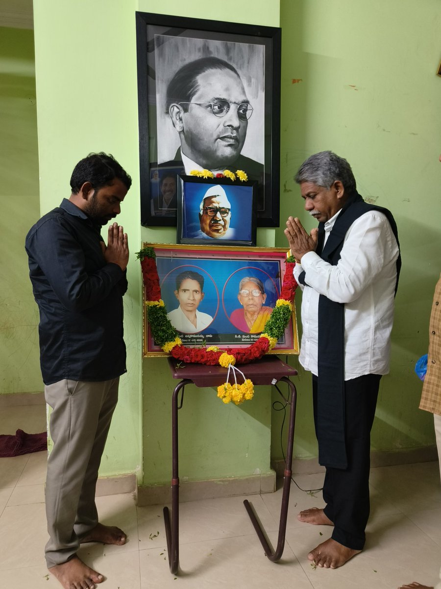 KrishnaMadigaM's tweet photo. నాన్నకు నివాళి. 

మా తండ్రి మంద చినకొమురయ్య మాదిగ గారికి నివాళులు అర్పించడం జరిగింది .
మా  తండ్రి కీ. శే. మంద చిన కొమురయ్య గారు మరణించిన రోజు సందర్బంగా హైదరాబాద్ లోని మా స్వగృహంలో మా తల్లిదండ్రులు " మంద చినకొమురయ్య, కోమురమ్మ "గార్ల చిత్రపటానికి పూలమాలలు వేసి నివాళులర్పించాను. https://t.co/YdpdrQAh2E
