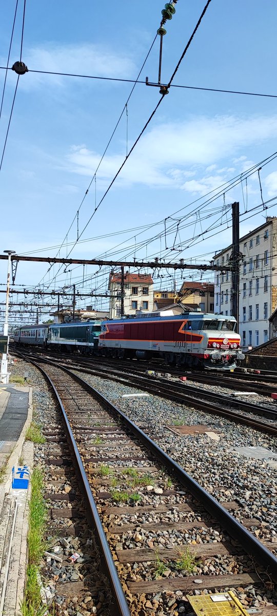 GabTH92's tweet photo. Dernière journée européenne du patrimoine avec le train spécial de l'APMFS en provenance de Chambery, ici a Lyon Perrache avec le mouvement de manœuvre qui suit au prochain thread ✌🏼😁#JEP2023 #SNCFPatrimoine #APMFS https://t.co/iL4HAUAcJt