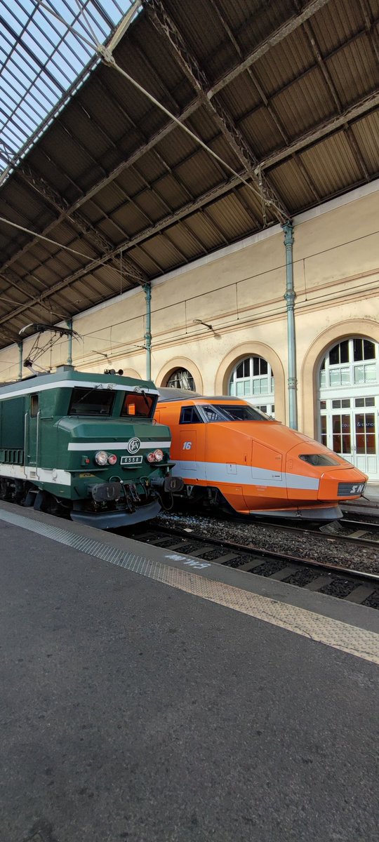 GabTH92's tweet photo. Dernière journée européenne du patrimoine avec le train spécial de l'APMFS en provenance de Chambery, ici a Lyon Perrache avec le mouvement de manœuvre qui suit au prochain thread ✌🏼😁#JEP2023 #SNCFPatrimoine #APMFS https://t.co/iL4HAUAcJt