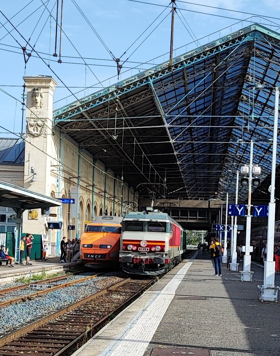 GabTH92's tweet photo. Dernière journée européenne du patrimoine avec le train spécial de l'APMFS en provenance de Chambery, ici a Lyon Perrache avec le mouvement de manœuvre qui suit au prochain thread ✌🏼😁#JEP2023 #SNCFPatrimoine #APMFS https://t.co/iL4HAUAcJt